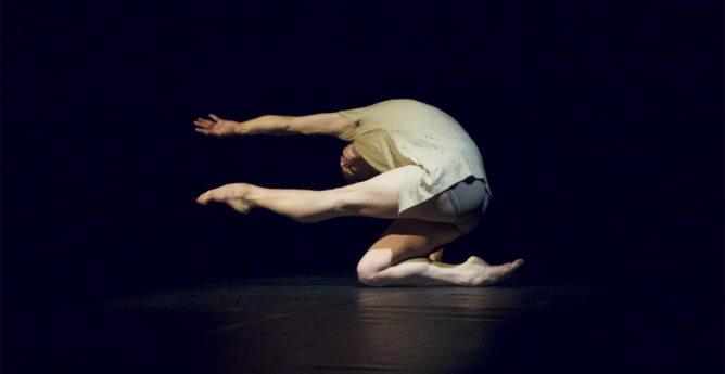 Solos extremos (La mujer también en casa, De lo alto de altos edificios), Cía Artistas inflamables bilaketarekin bat datozen irudiak