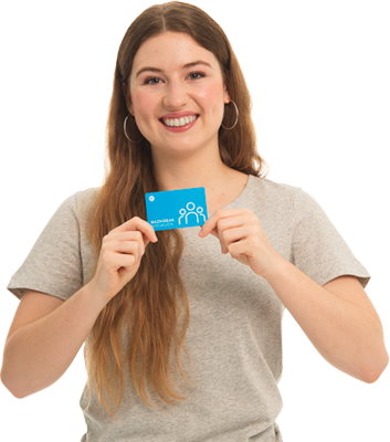 Mujer joven mostrando la tarjeta de socio de Donostia Kultura.