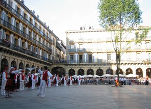 Víspera de San Juan: gizon dantza en la Plaza de la Constitución
