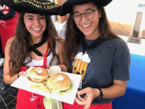 Las campeonas con la hamburguesa ganadora