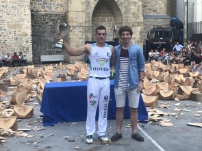 Iker Vicente recibe el premio