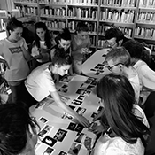 Un grupo consulta la colección de fotolibros en el Museo San Telmo