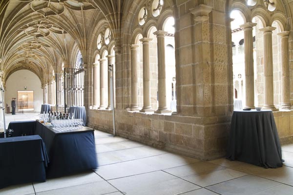 Preparativos para organizar un cóctel en el Claustro.