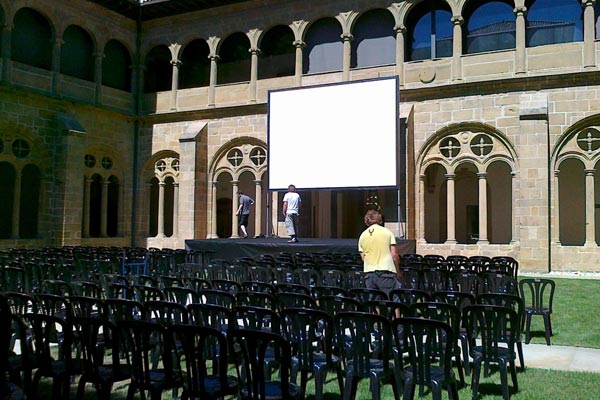 Claustro preparado para una conferencia.