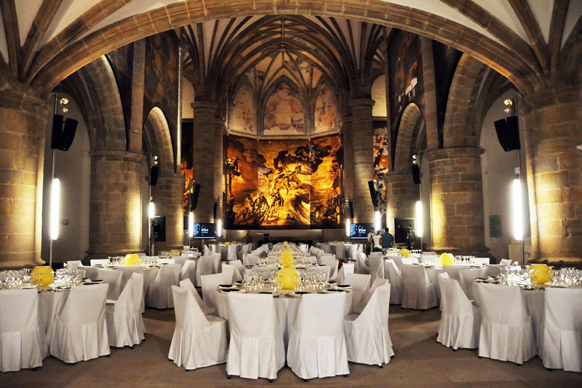 Iglesia del Museo San Telmo preparada para un banquete.