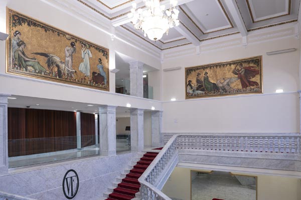 Escalera y cuadros del Foyer del Teatro Victoria Eugenia Antzokia.