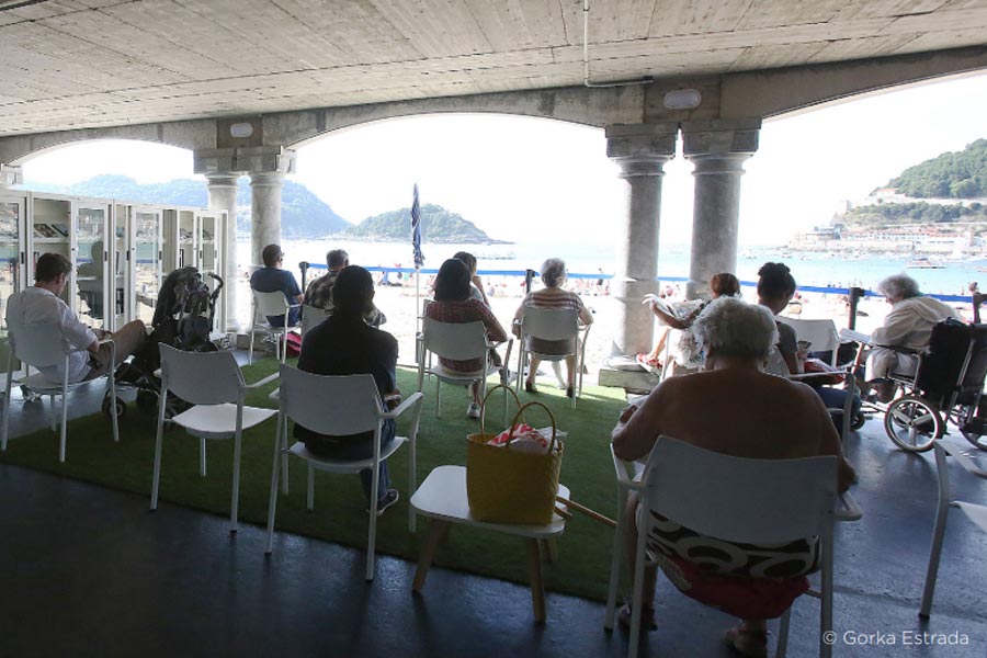 Primera vez de la iniciativa Eguzkiteka en la playa de La Concha (Foto: Gorka Estrada)