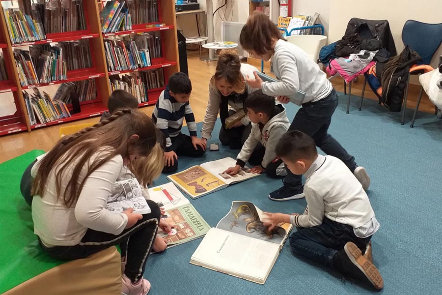 El centro Karmelo Ikastetxea de visita en la biblioteca de Ernest Lluch.