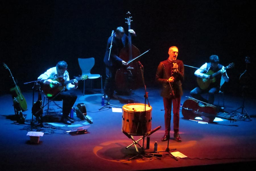 El cantante Thierry Biscary en la sala Imanol Larzabal