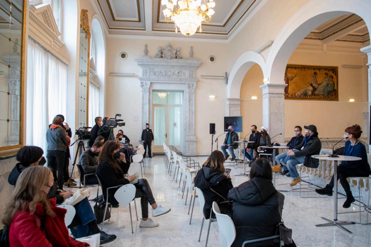 2021ean egindako prentsaurreko baten irudia