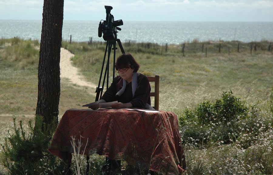 La cineasta Agnès Varda grabando un plano picado en una playa.