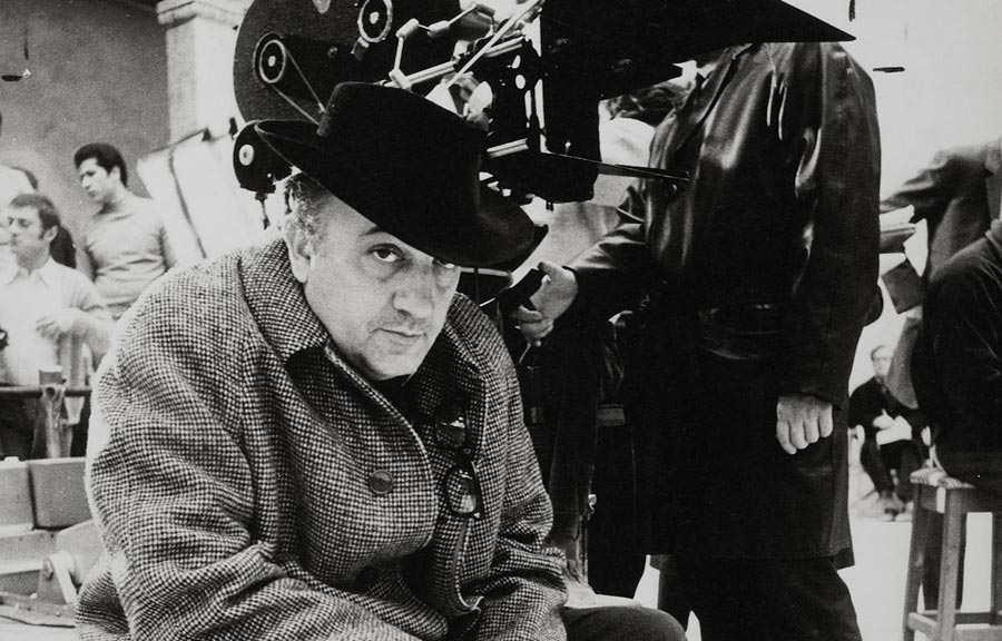 Federico Fellini durante un rodaje.