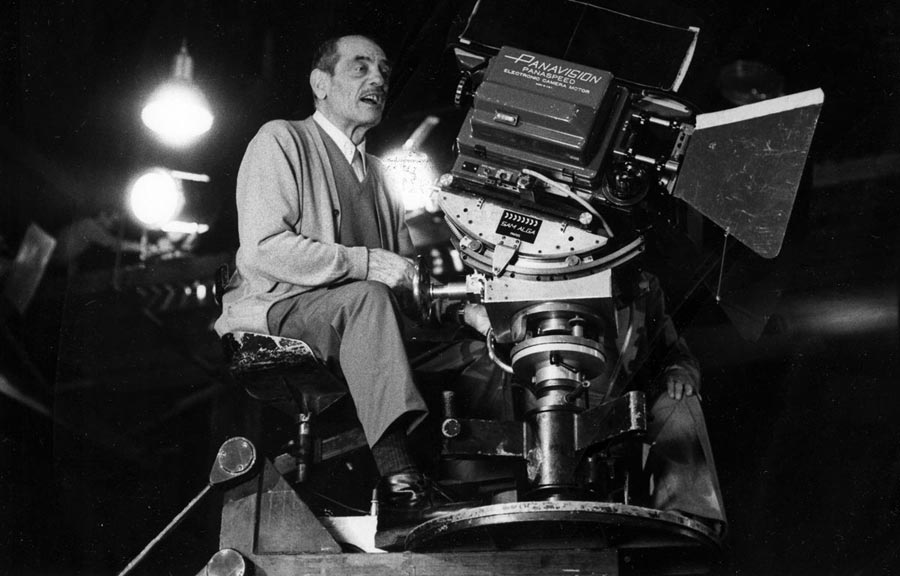 Luis Buñuel zinemagilea filmaketa batean.
