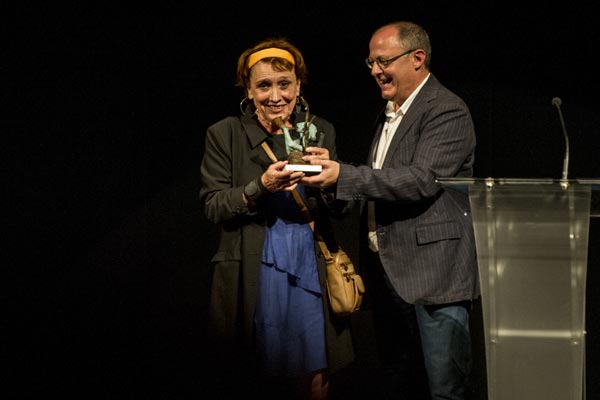 Marisol Bastida viuda de Mikel Laboa recogiendo el premio de manos del alcalde Juan Karlos Izagirre (Foto: Foku).