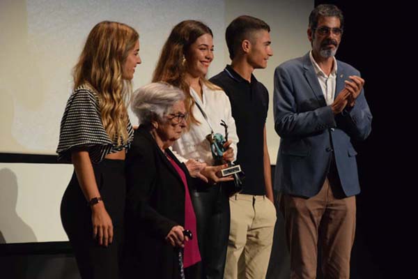 La madre, las hijas y el hijo de Kepa Junkera recibiendo el premio