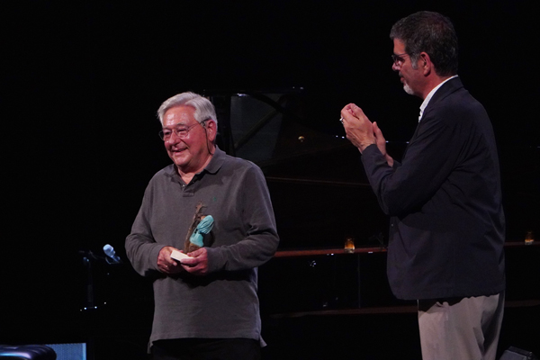 Antton Vañverde recibiendo Adarra Saria de 2025.