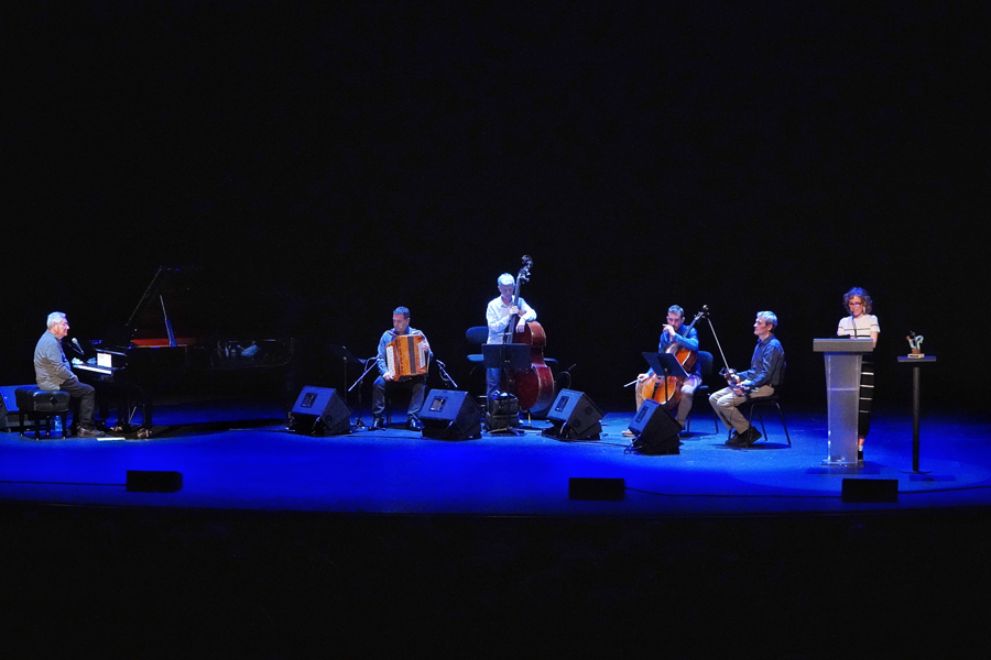 Antton Valverde con su grupo en el Victoria Eugenia.