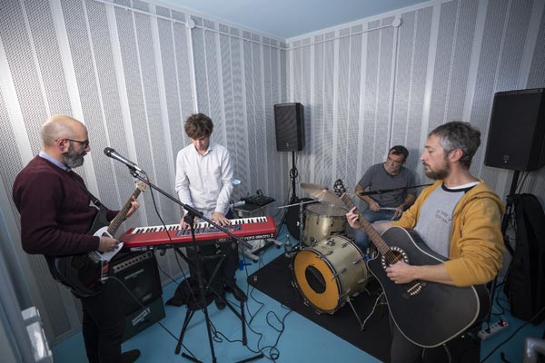 Grupo ensayando en el local de ensayo de Intxaurrondo