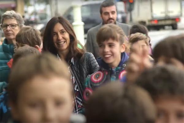 Niños y niñas entrando al Teatro Victoria Eugenia (Eskolatik antzokira).