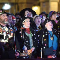 Caldereros y caldereras cantando en la plaza de la Constitución.