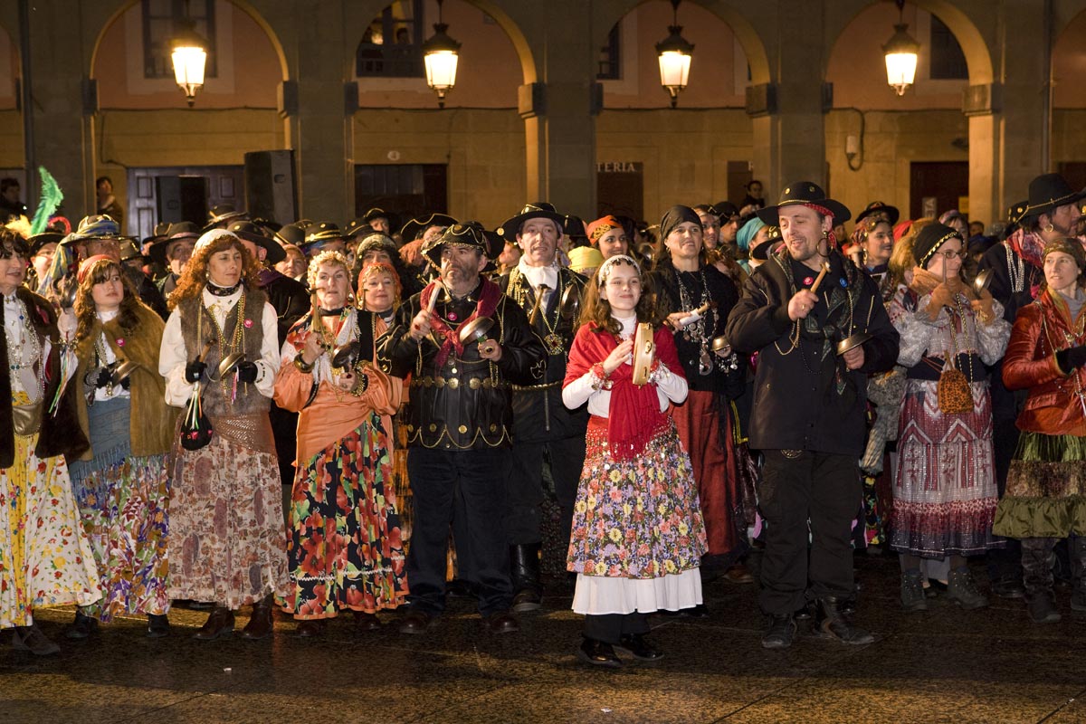 Caldereros y caldereras en la plaza de la Constitución.