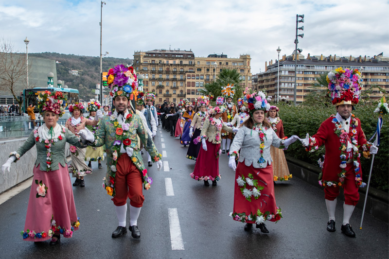 Comparsa de Jardineros desfilando por las calles de Donostia en los de Carnavales 2024