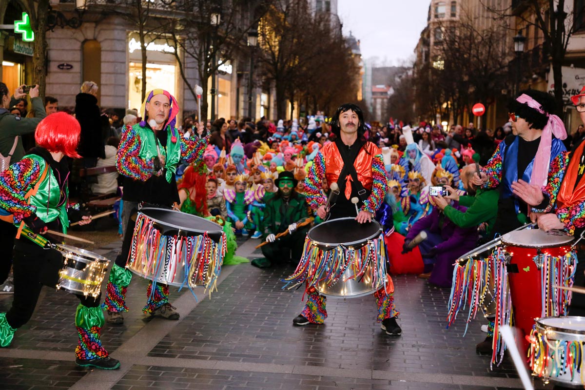 Batucada recorriendo las calles de Donostia en carnavales