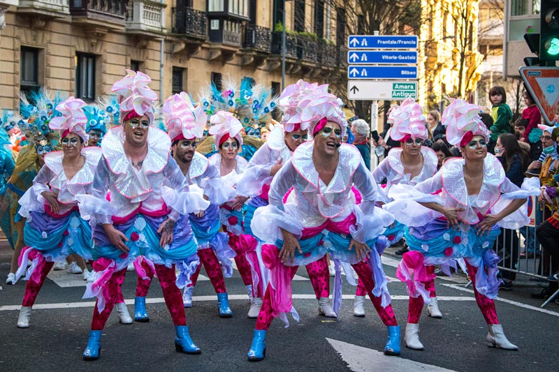 Comparsa desfilando por las calles de Donostia en los de Carnavales 2022
