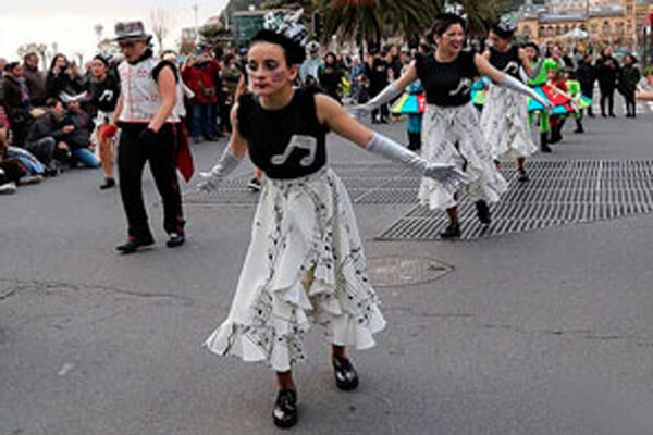 Alegría de Alza bailando una coreografía en la calle