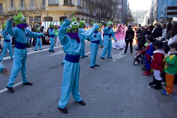 Comparsa Boveda Gazte Elkartea desfilando por las calles de Donostia