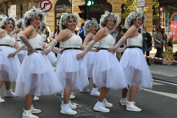 Comparsa Coco Dance haciendo una coreografía