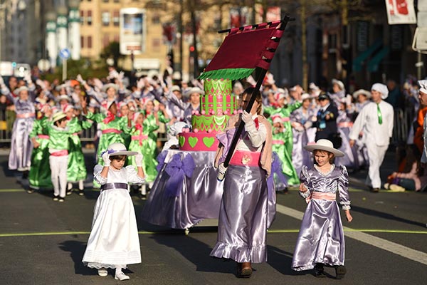 Comparsa Erriberatarrak desfilando por las calles de Donostia