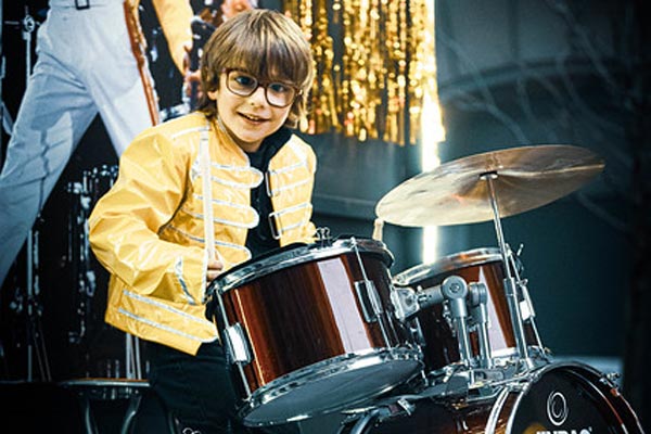 Comparsa Erriberatarrak 2022, niño haciendo de Roger Taylor