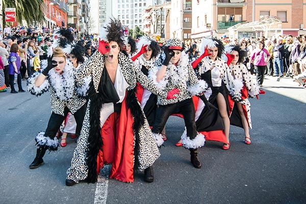 Eureka konpartsa, Donostian desfilatzen.