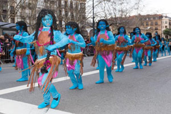 Comparsa Fama desfilando por las calles de Donostia