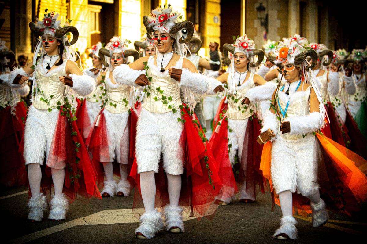 Comparsa Fama, desfilando por las calles de Donostia (2022).