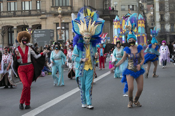 Comparsa Furius desfilando por las calles de Donostia