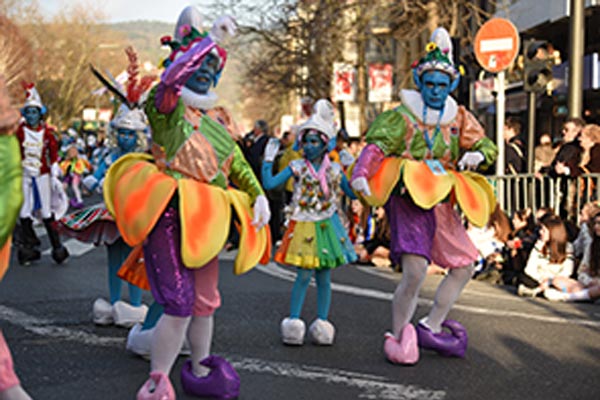 Comparsa Furius desfilando por las calles de Donostia