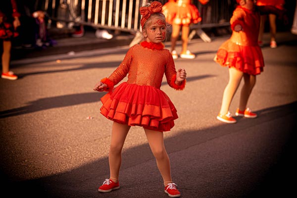 Niña de la Comparas Gurea Elkartea bailando en la calle