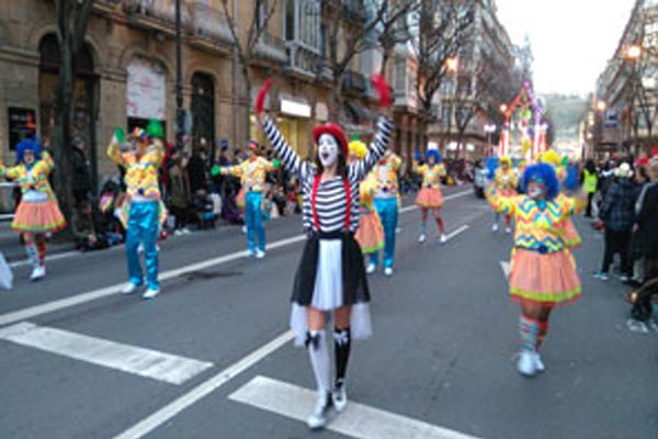Comparsa Gurea Elkartea desfilando por las calles de Donostia