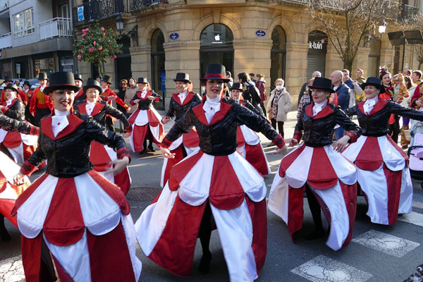 Comparsa La Salle desfilando por las calles de Donostia (año 2022)