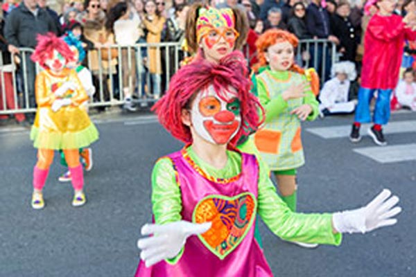 Niñas y niños de la Comparsa Lagun Artea disfrazada/os de payasa/os