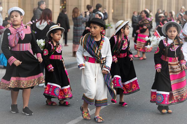 Niñas y niños de la Comparsa Mi Nuevo Potosí desfilando por las calles de Donostia