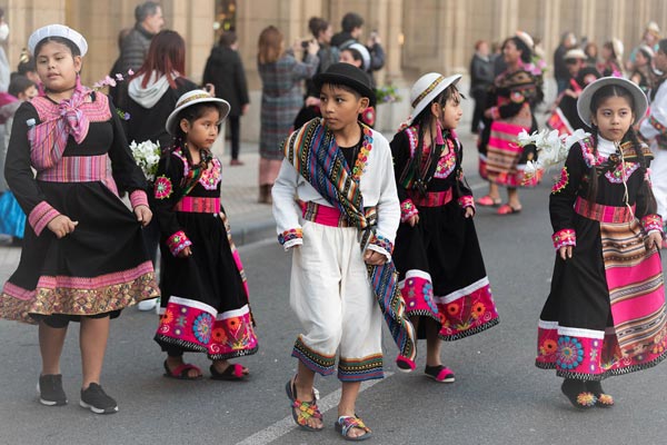 Mi Nuevo Potosí konpartsako haurrak Donostiako kaleetan desfilatzen