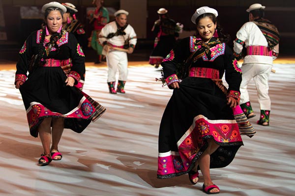 Mujeres de la Comparsa Mi Nuevo Potosí bailando.