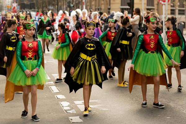 Niñas de la Comparsa Mystic desfilando por las calles de Donostia