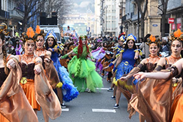 Desfile de Carnavales por las calles de Donostia, con la Comparsa Mystic
