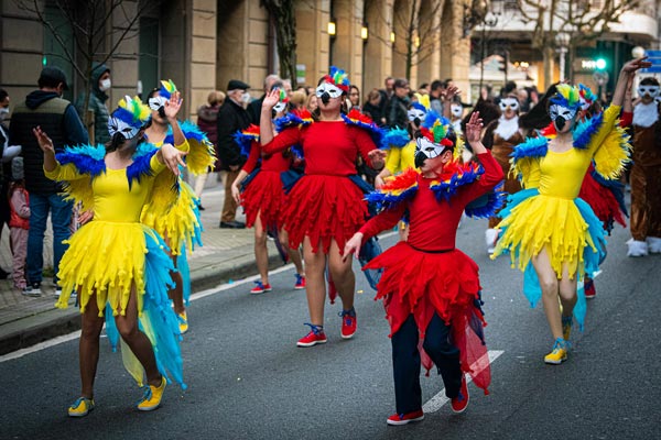 Niños y niñas de la Comparsa Odissey desfilando por las calles de Donostia