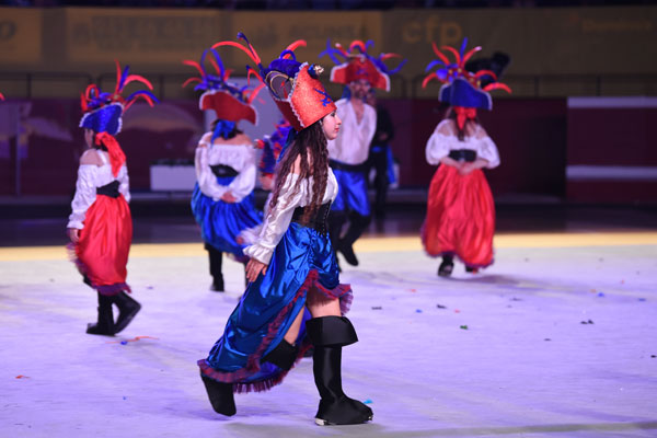 Comparsa Salai bailando una coreografía en plena actuación