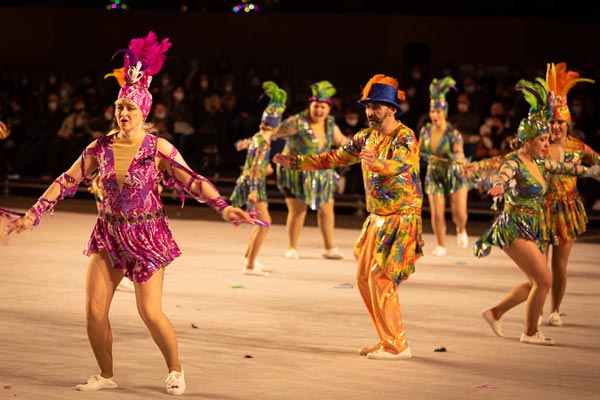 Actuación de la Comparsa Santa Bárbara, año 2022, temática Fantasía de Carnaval
